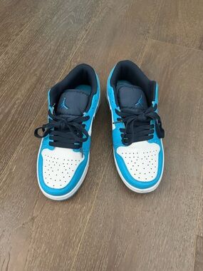 Nike Men's Low-Top Athletic Shoes in White and Teal